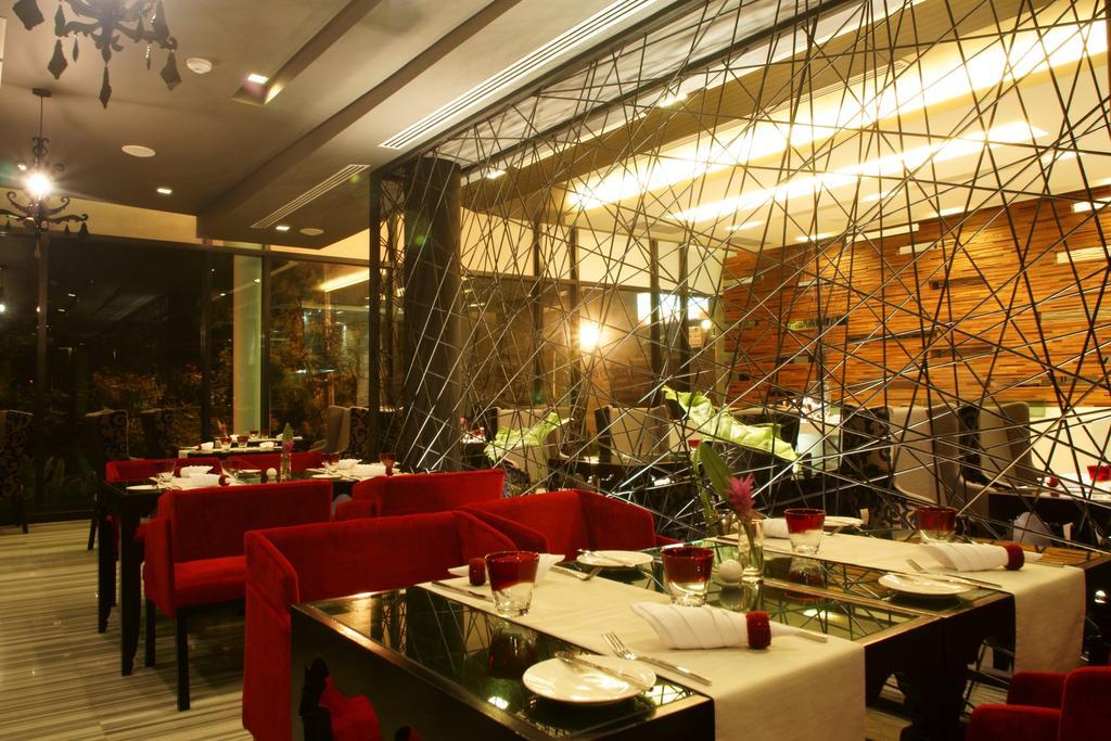 Z Through By The Zign Hotel Pattaya Bagian luar foto